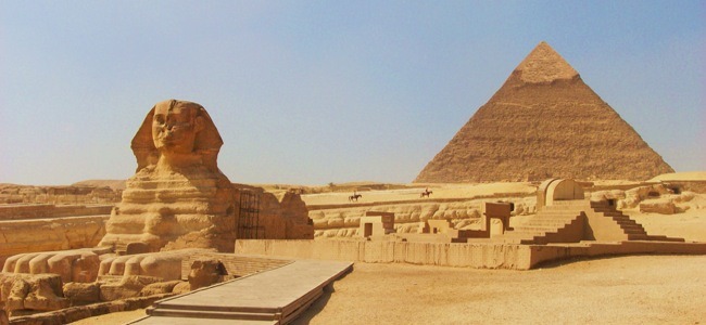 A great shot of the sphinx and the pyramids 