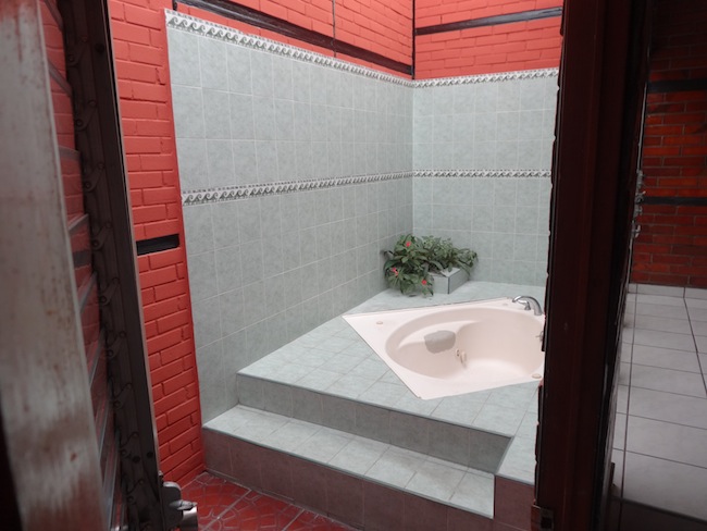 a hotel in san salvador with bit jacuzzi for 14$ a night