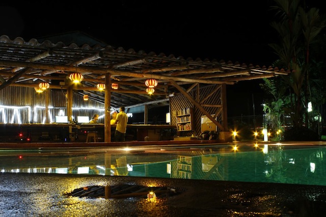 the swim up bar at backpackers resort hostel in la fortuna costa rica