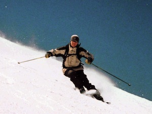 Skier-carving-a-turn