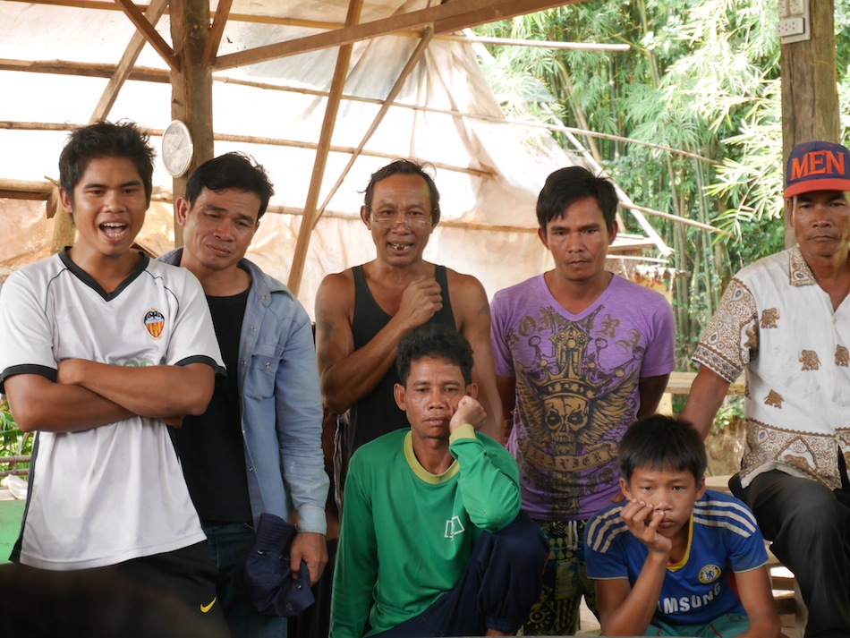 laos people watching a cockfight on don get