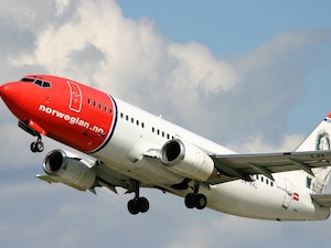 Norwegian_Air_Shuttle_Boeing_737-300_Pichugin